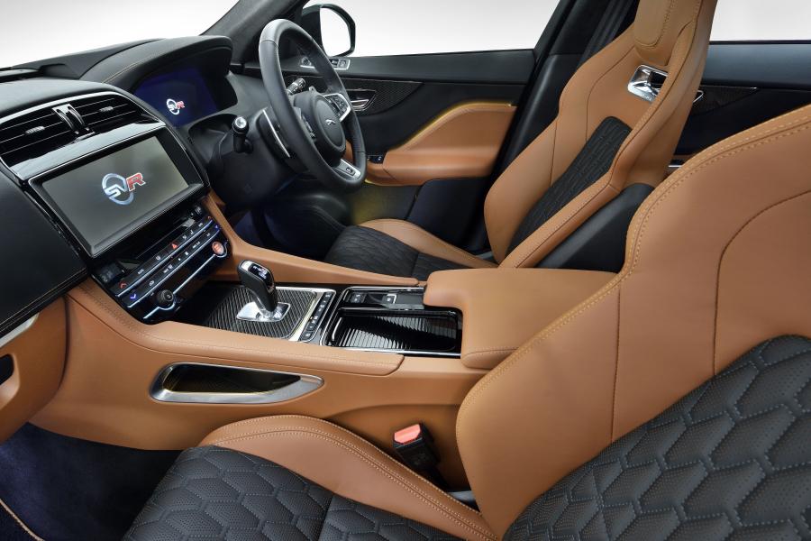 Интерьер Jaguar F-Pace SVR 2019 года  (ZA) (фото 19 из 30)